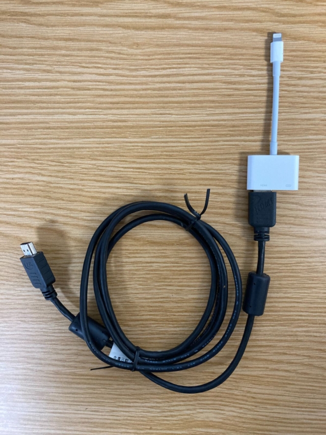 「Apple Lightning - Digital AVアダプタ」とHDMIケーブルを接続